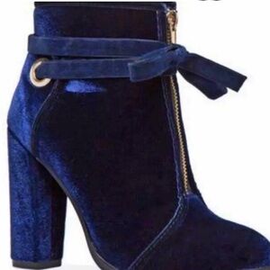 Shoe Dazzle Navy Velvet Chunky Heel Ankle Boots with Front Zip